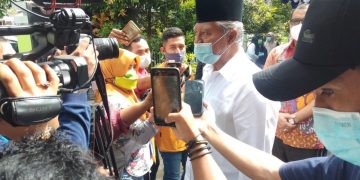 Walikota Ternate,  Burhan  Abdurrahman saat diwawancarai awak media