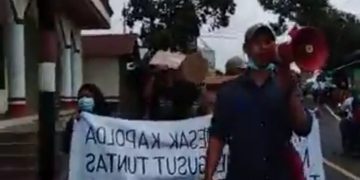 Puluhan Mahasiswa HIPMA Halsel mengelar aksi demo