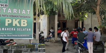 Massa terlihat berkumpul di Sekret DPC PKB Halsel