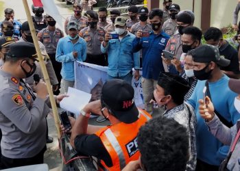 Kapolres Halsel AKBP M. Irvan saat menemui massa aksi