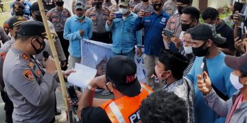 Kapolres Halsel AKBP M. Irvan saat menemui massa aksi