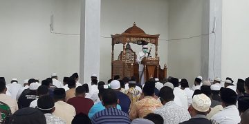 Mantan Bupati Halmahera Selatan, Muhammad Kasuba saat menyampaikan khutbah Jumat di Masjid Raya AlKhairat