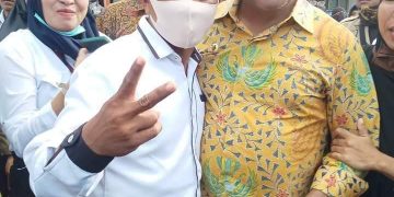 Bupati Halteng, Edi Langkara tidak menggunakan masker saat berkerumun