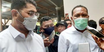 Bupati dan Wakil Bupati terpilih H. Usman Sidik dan Hasan Ali Basam Kasuba saat memberikan keterangan kepada sejumlah wartawan. (foto,  ris)