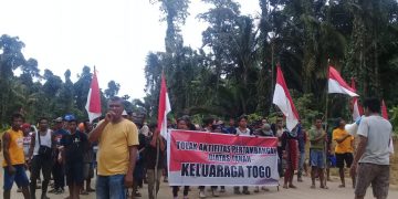 Aksi demo yang dilakukan keluarga Togo