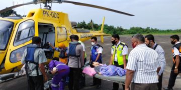 Sulaiman saat digotong naik ke Helikopter di bandara Oesman Sadik
