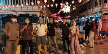 Nurul Kamaliah Umasangaji bersama rekan mahasiswa UNM Makasar