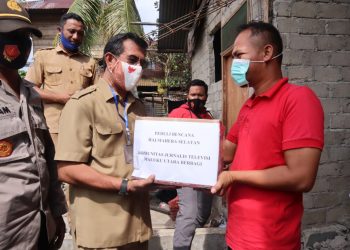 Bupati Halsel,  Bahrain Kasuba serahkan secara simbolis bantuan Jurnalis TV kepada warga