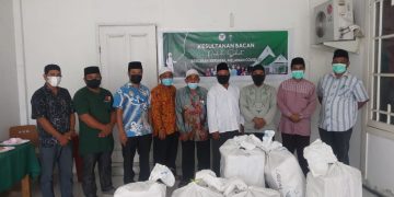 Foto bersama Kesultanan Bacan saat penyerahan bantuan alkes ke pihak pesantren Alkhairat