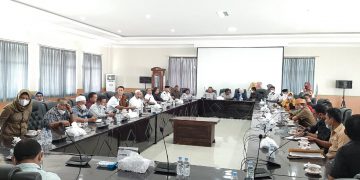 Rapat bersama pimpinan dan anggota DPRD Halsel bersama DPRD Kota Ternate