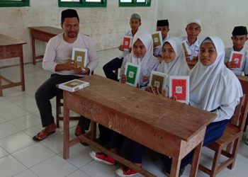 Penyerahan bantuan Al-Qur'an dan Buku IQRA di SMP Muhammadiyah Gayap