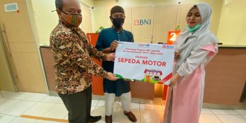 Penyerahan hadiah Sepeda Motor dari BNI kepada Agen46 Mutia Baguna