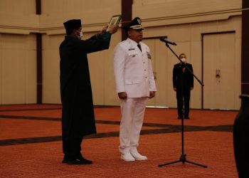 Hasyim Daeng Barang saat di ambil sumpa jabatan penjabat Walikota Ternate. (Foto Istimewa)