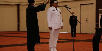 Hasyim Daeng Barang saat di ambil sumpa jabatan penjabat Walikota Ternate. (Foto Istimewa)