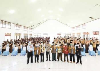 Kapolda Malut bersama Pimpinan Pondok Pesantren Bumi Hijrah (Foto Humas Polda Malut)