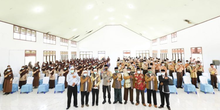 Kapolda Malut bersama Pimpinan Pondok Pesantren Bumi Hijrah (Foto Humas Polda Malut)