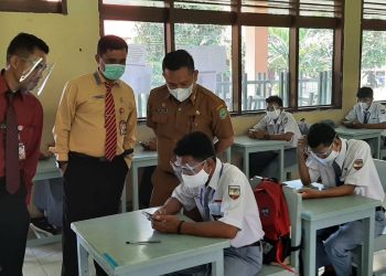 Kadikbud Malut saat memantau ujian sekolah (Foto Istimewa)