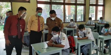 Kadikbud Malut saat memantau ujian sekolah (Foto Istimewa)