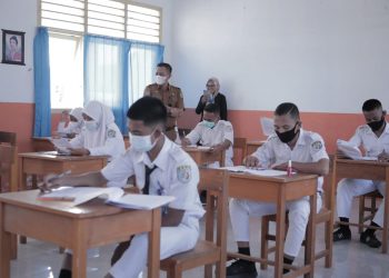 Kadikbud Malut Saat memantau Ujian di SMA 5 Tikep (Foto Istimewa)