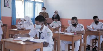Kadikbud Malut Saat memantau Ujian di SMA 5 Tikep (Foto Istimewa)