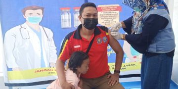 Kasatpol PP dan Damkar Halsel Sugandi, saat di Vaksin Covid-19 (Foto Ris)