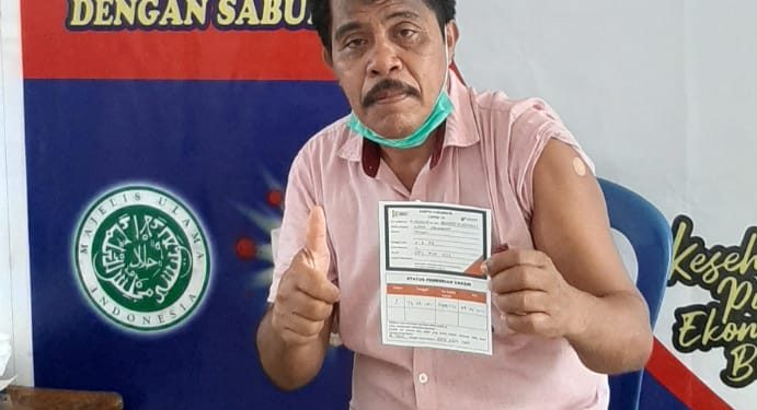 Kadis Nakertrans Halsel Ilham Abubakar usai di imunisasi Covid 19