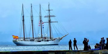 Kapal Latih Angkatan Laut Juan Sebastian Elcano saat berlabuh di Pantai Tugulufa (Foto Istimewa)