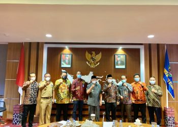 Tim percepatan pembangunan ibu kota Sofifi dan Gubernur Maluku Utara (Foto Humas Pemprov Malut)