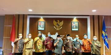 Tim percepatan pembangunan ibu kota Sofifi dan Gubernur Maluku Utara (Foto Humas Pemprov Malut)