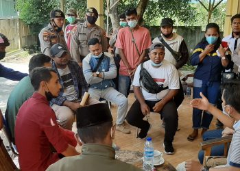 Massa aksi saat menemui perwakilan PT Harita Group wilayah Halsel