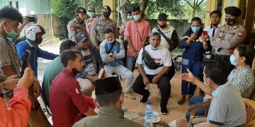 Massa aksi saat menemui perwakilan PT Harita Group wilayah Halsel