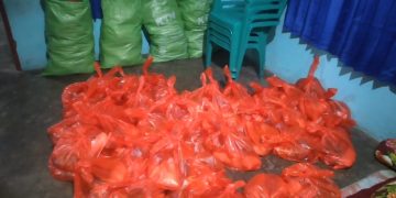 Bantuan Sembako di bagi ke warga Tabapoma (Foto Ris)