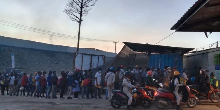 Para Pelamar saat mengambil nomor antrian penyerahan berkas lamaran. (Foto Iswanto)