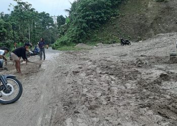 Kondisi badan jalan Amasing tertimbun tanah galian C, dibersihkan warga
