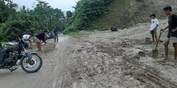 Kondisi badan jalan Amasing tertimbun tanah galian C, dibersihkan warga