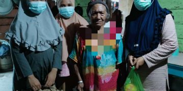 Group Infak Halteng saat menyerahkan bantuan paket sembako kepada para janda kurang mampu