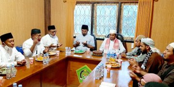 Wabup terpilih Hasan Ali Bassam Kasuba didampingi Kepala Kemenang Lasengka Ladadu membacakan Do'a jelang buka puasa