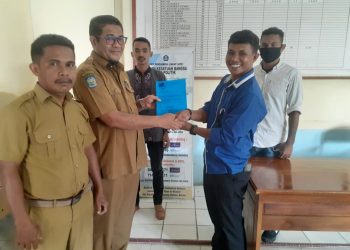 Sekretaris DPK PRIMA Halsel Sardi Alham menyerahkan dokumen Partai di terima Kabid Kesbang Safri Awal