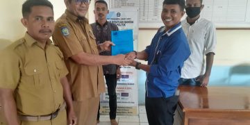 Sekretaris DPK PRIMA Halsel Sardi Alham menyerahkan dokumen Partai di terima Kabid Kesbang Safri Awal