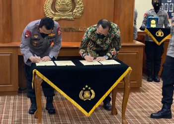 Kapolri Jend Listyo Pigit Prabowo dan Ketua Komnas HAM Ahmad Taufan saat melakukan penandatanganan MoU