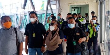 Terpidana BH dikawal Tim Kejati Malut dan Kejari Halsel saat tiba di Bandara Baabullah Ternate