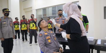 Kabid Humas Polda Malut,  Kombes Pol. Adip Rojikan saat menjalani test PCR Covid 19