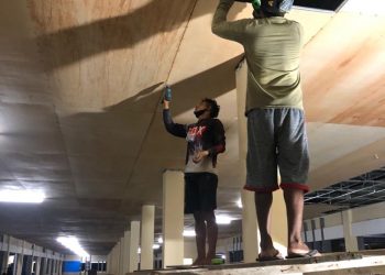 Kondisi plafon pasar ikan Tuwokona dalam pekerjaan. (Foto Ris)