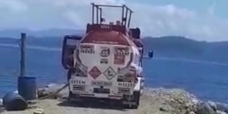 Mobil tangki saat menyalurkan minyak tanah di pelabuhan pantai Gandasuli