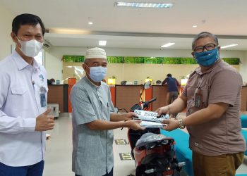 Penyerahan Hadiah Undian oleh Pemimpin Cabang BNI Ternate kepada Pemenang
