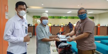 Penyerahan Hadiah Undian oleh Pemimpin Cabang BNI Ternate kepada Pemenang