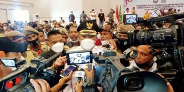Bupati Halsel, H. Usman Sidik saat di wawancarai Wartawan usai dilantik.  (Foto Istimewa)