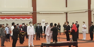 Gubernur-Malut-KH.-Abdul-Gani-Kasuba-saat-melantik-H.-Usman-Sidik-dan-Hasan-Ali-Bassam-Kasuba