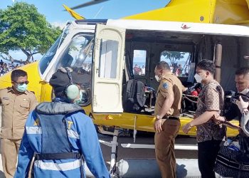 Bupati Halsel, Usman Sidik bersama rombongan saat turun dari Helikopter. (Foto Ade M)