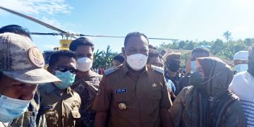 Bupati Halsel Usman Sidik bersama Istri saat tiba di Desa Orimakurunga. (Foto Ade M)
